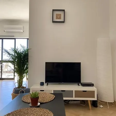 - Amazing Ocean View Apartment *
